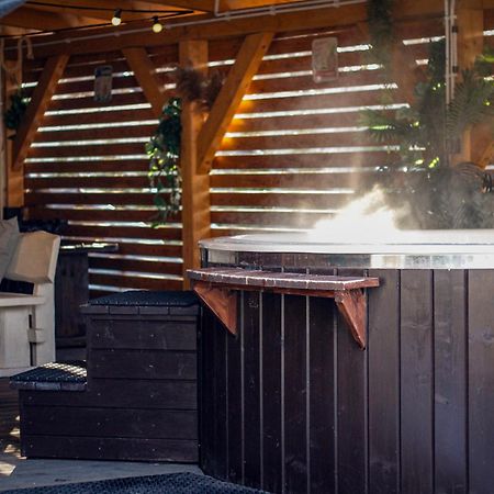 Aloha Glamp - Okragle Domki Przy Rzece - Balia I Sauna - Energylandia Zagornik Bilik gambar