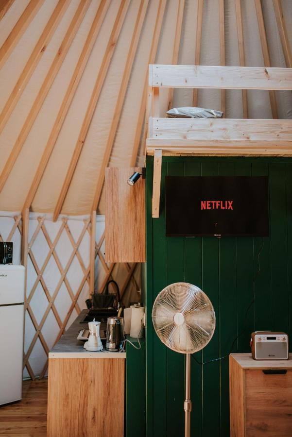 Aloha Glamp - Okragle Domki Przy Rzece - Balia I Sauna - Energylandia Zagornik Luaran gambar