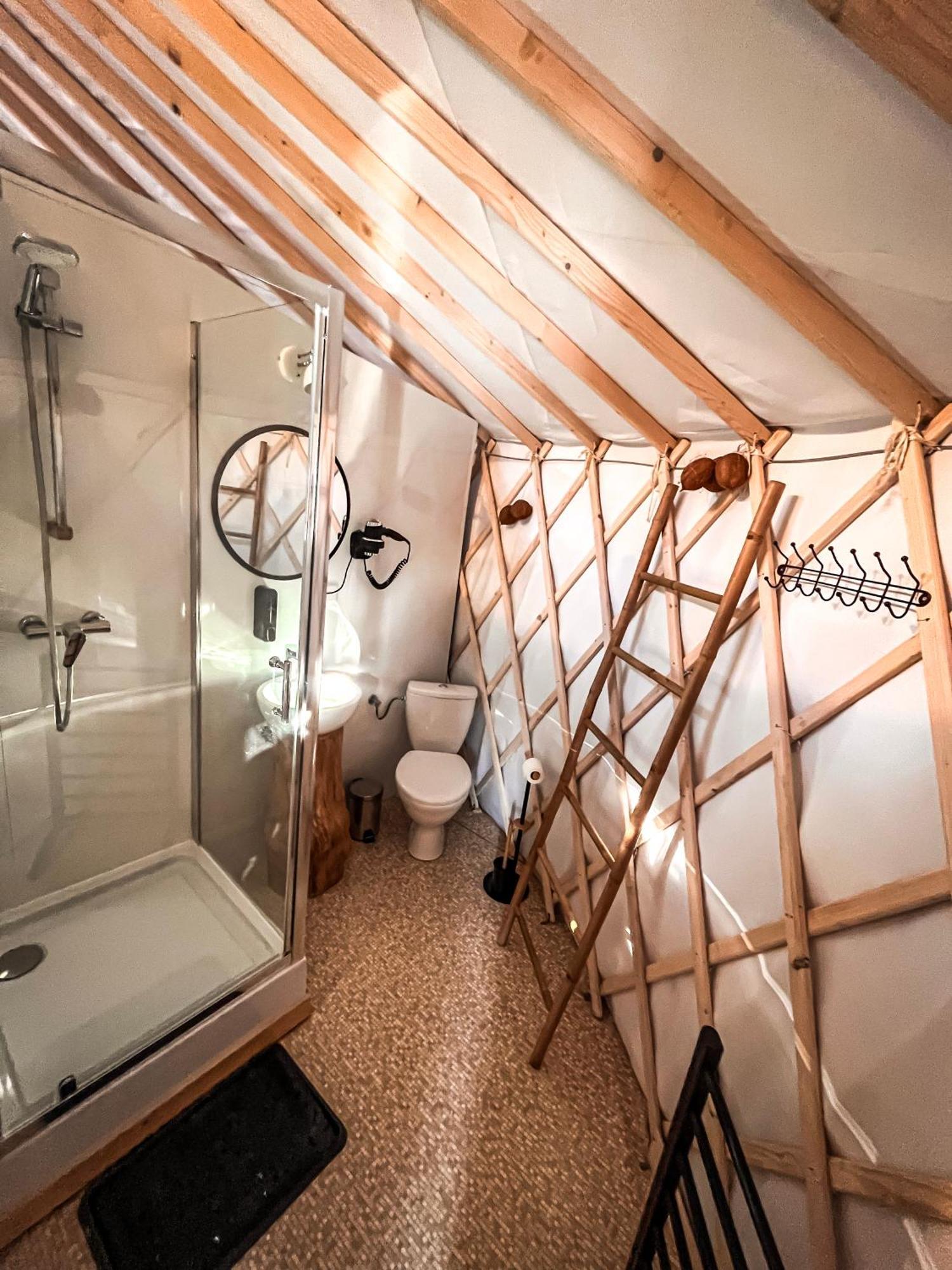 Aloha Glamp - Okragle Domki Przy Rzece - Balia I Sauna - Energylandia Zagornik Luaran gambar