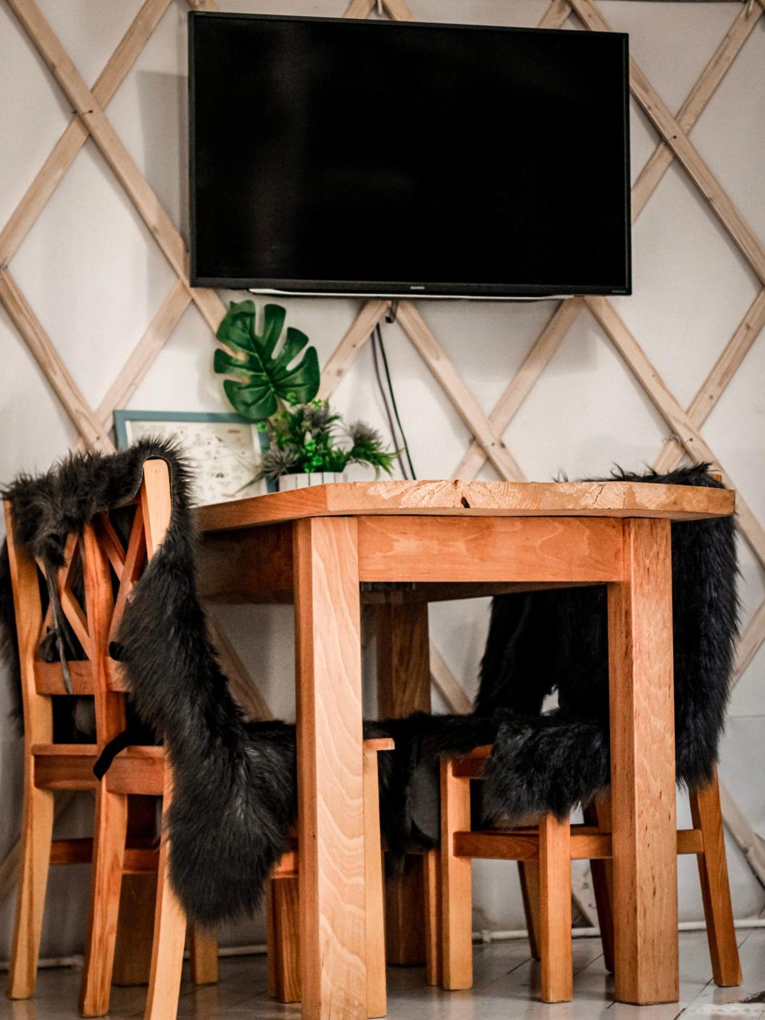 Aloha Glamp - Okragle Domki Przy Rzece - Balia I Sauna - Energylandia Zagornik Bilik gambar