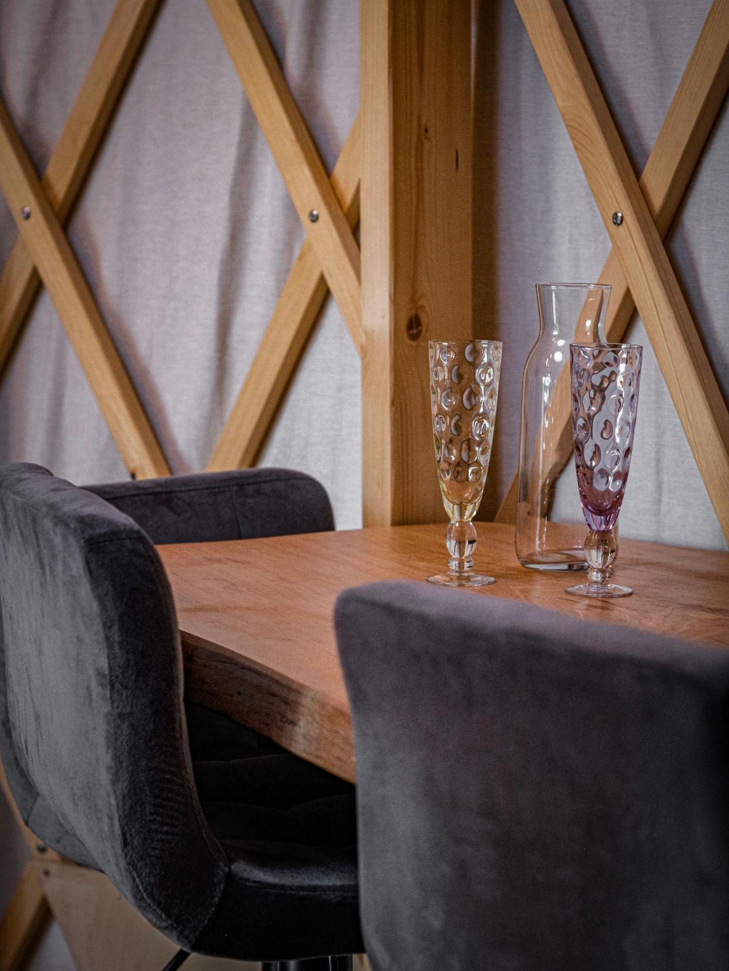 Aloha Glamp - Okragle Domki Przy Rzece - Balia I Sauna - Energylandia Zagornik Bilik gambar