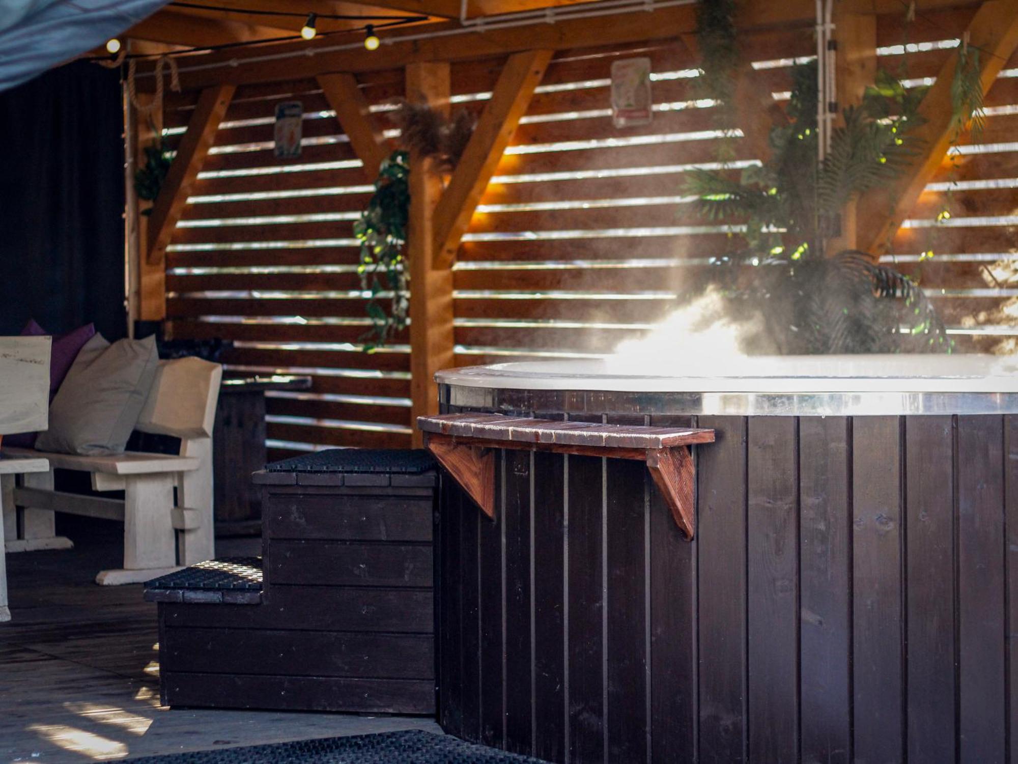 Aloha Glamp - Okragle Domki Przy Rzece - Balia I Sauna - Energylandia Zagornik Bilik gambar