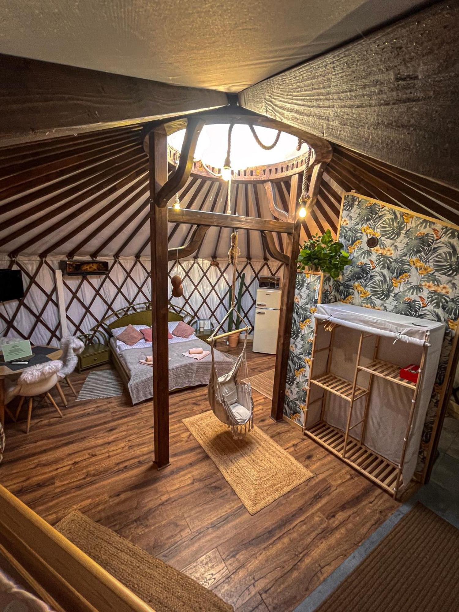 Aloha Glamp - Okragle Domki Przy Rzece - Balia I Sauna - Energylandia Zagornik Bilik gambar