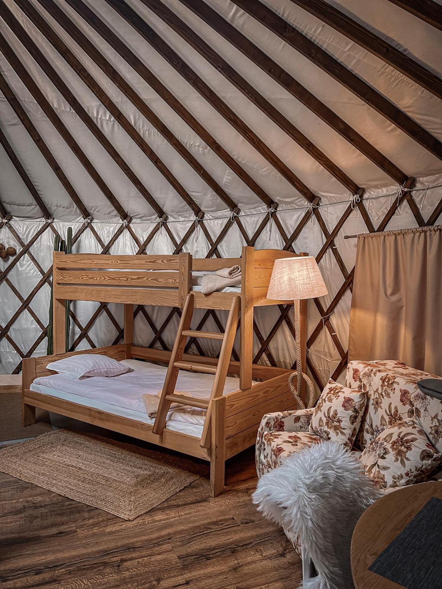 Aloha Glamp - Okragle Domki Przy Rzece - Balia I Sauna - Energylandia Zagornik Bilik gambar