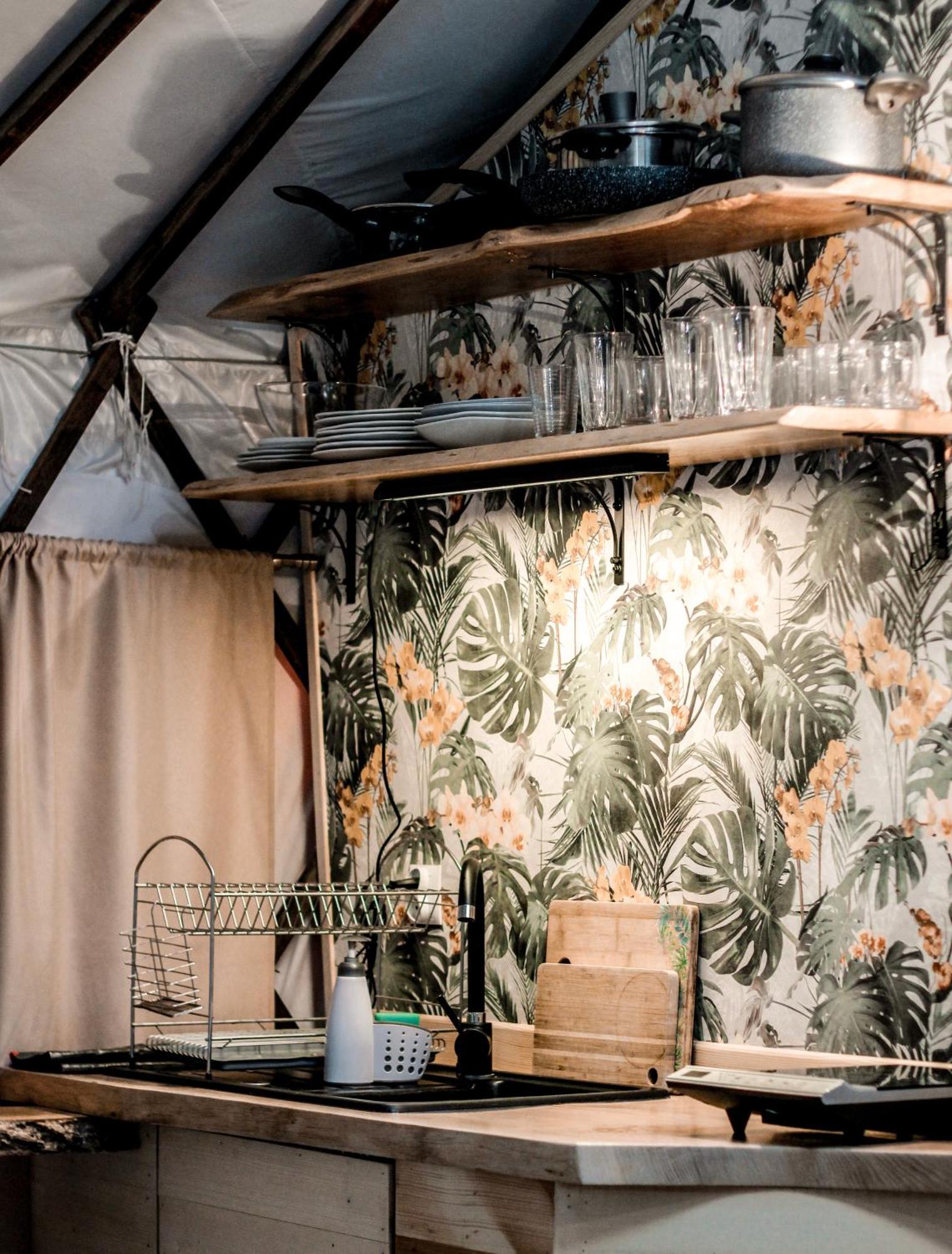 Aloha Glamp - Okragle Domki Przy Rzece - Balia I Sauna - Energylandia Zagornik Bilik gambar