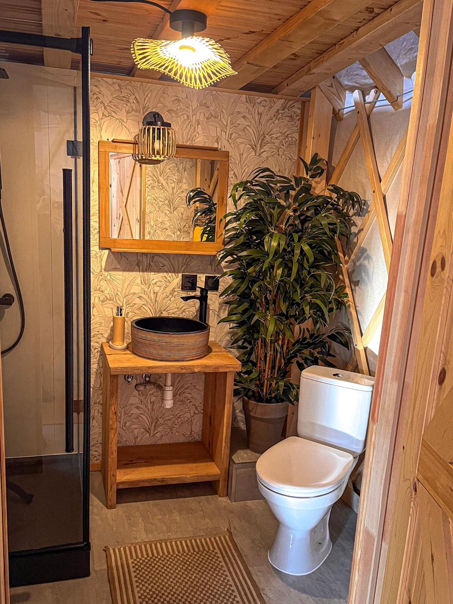 Aloha Glamp - Okragle Domki Przy Rzece - Balia I Sauna - Energylandia Zagornik Bilik gambar