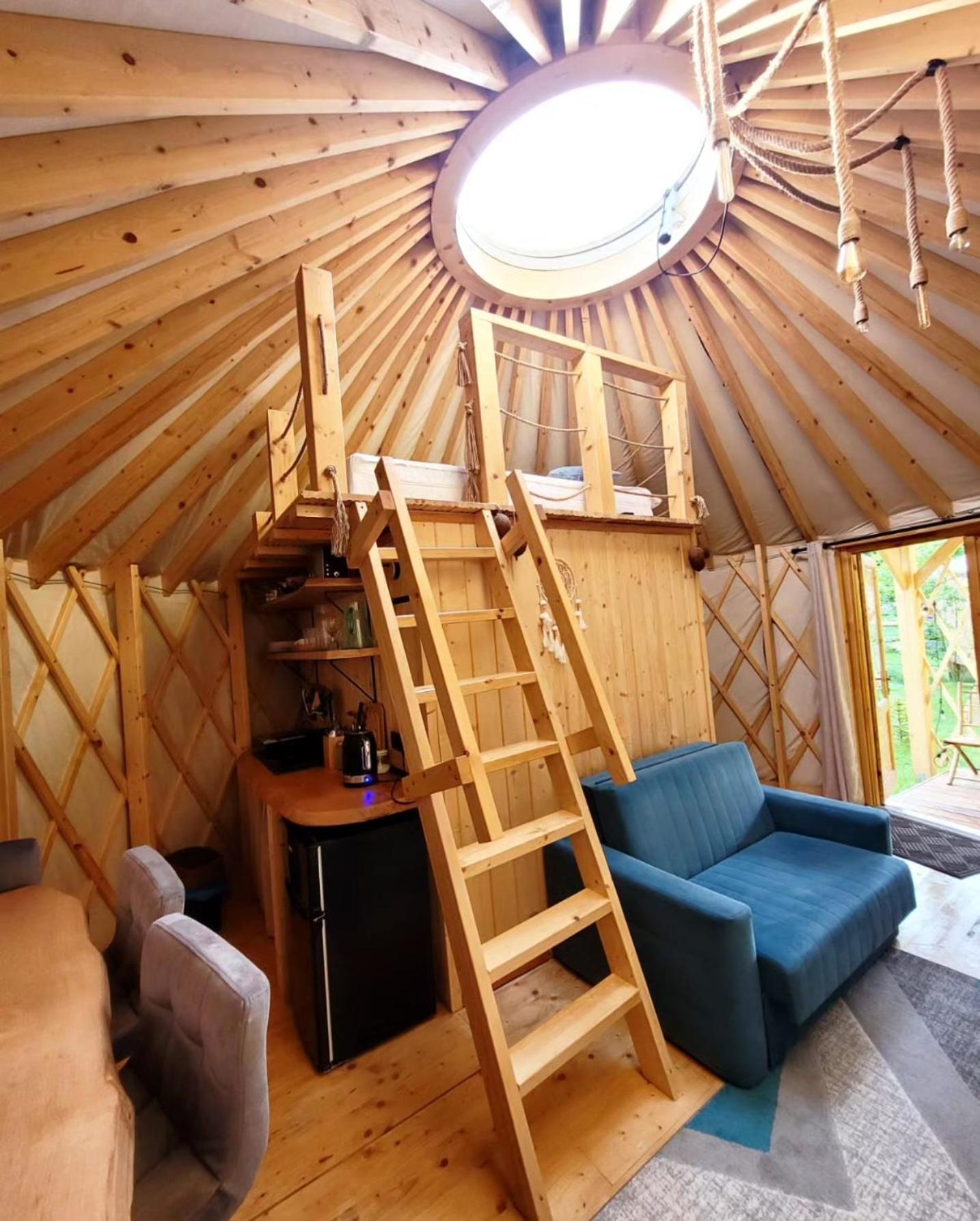 Aloha Glamp - Okragle Domki Przy Rzece - Balia I Sauna - Energylandia Zagornik Bilik gambar