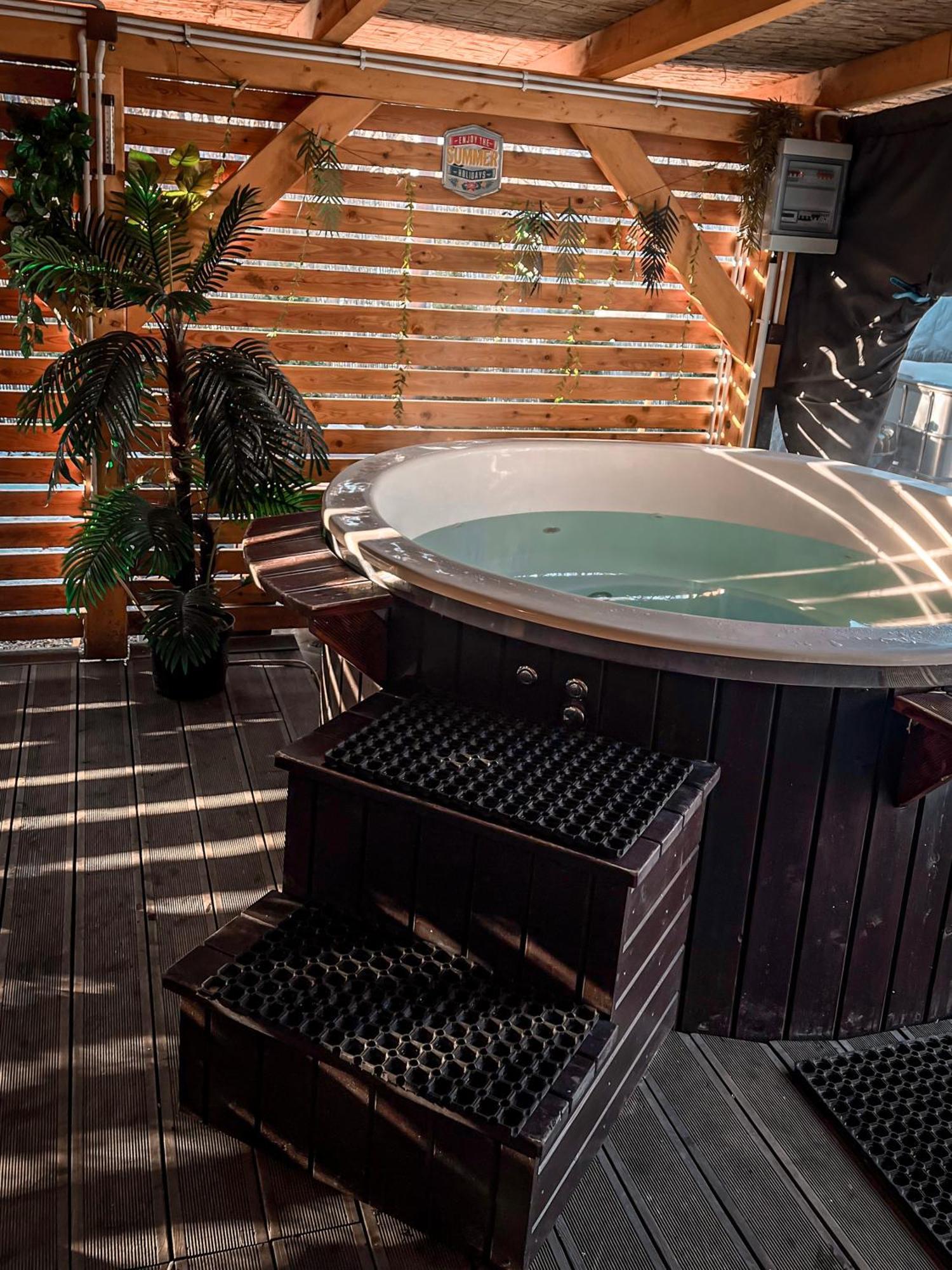 Aloha Glamp - Okragle Domki Przy Rzece - Balia I Sauna - Energylandia Zagornik Luaran gambar